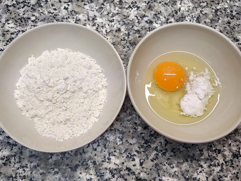 Bol con huevo y levadura, bol con harina.