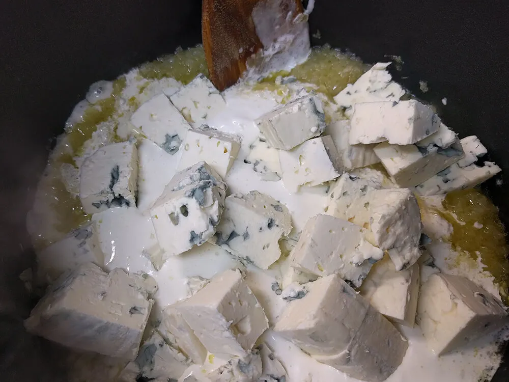 Cebolla pochada con crema de leche y los tacos de queso azul