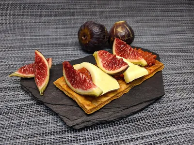 Coca de Coca de sobrasada con higos