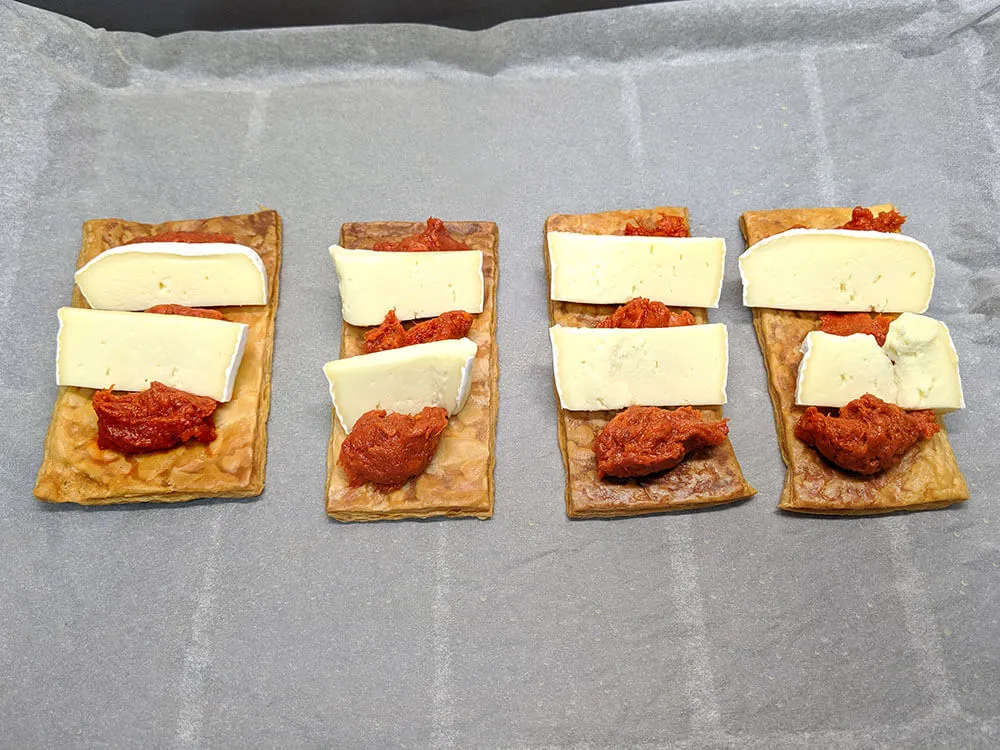 Masa de hojaldre horneada y sobrasada y brie.