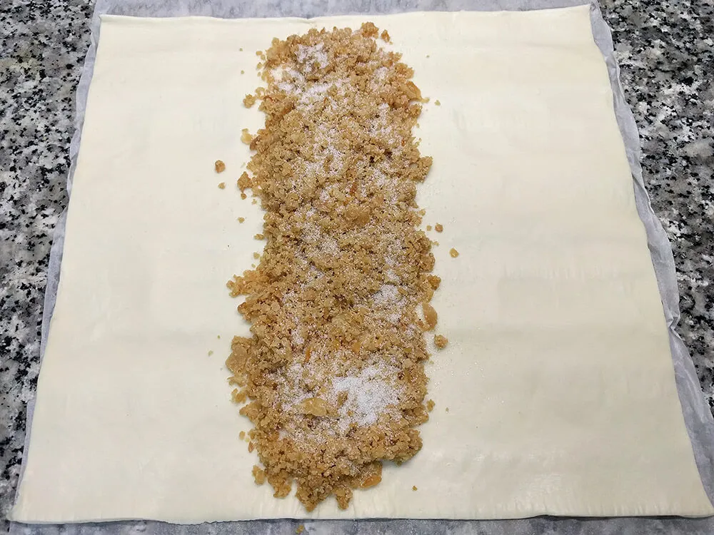 Masa de hojaldre con chicharrones y azúcar