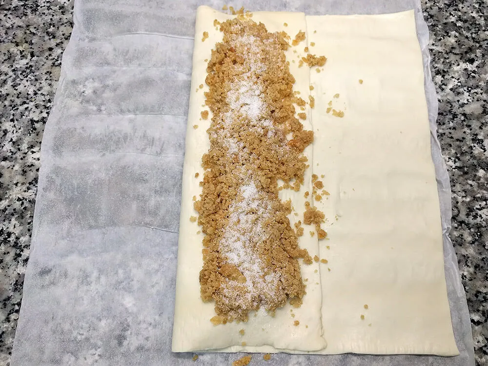 Masa de hojaldre con chicharrones y azúcar
