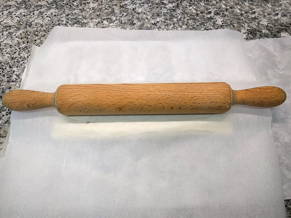 Masa de hojaldre rellena de chicharrones lista para estirar