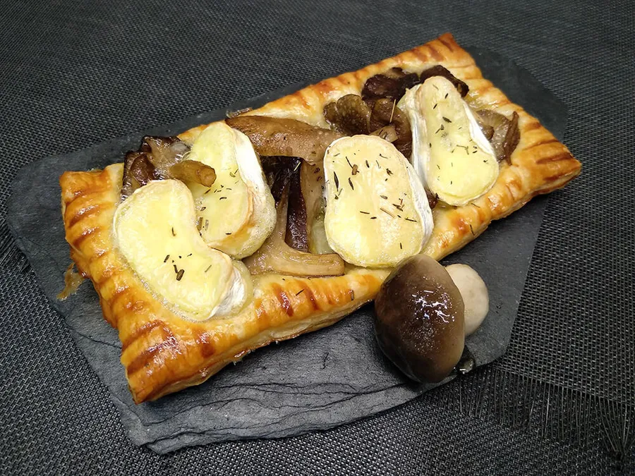 Coca de llanegas con queso Brie