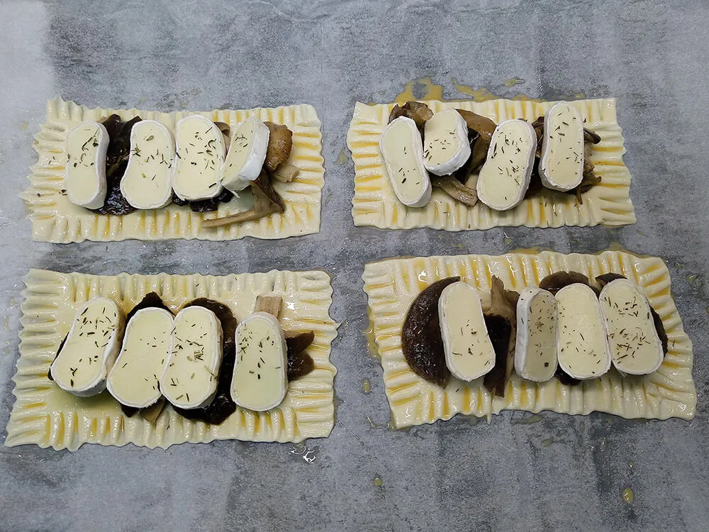 Hojaldre fresco con setas y brie.