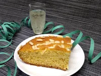 Coca de bizcocho con piñones.