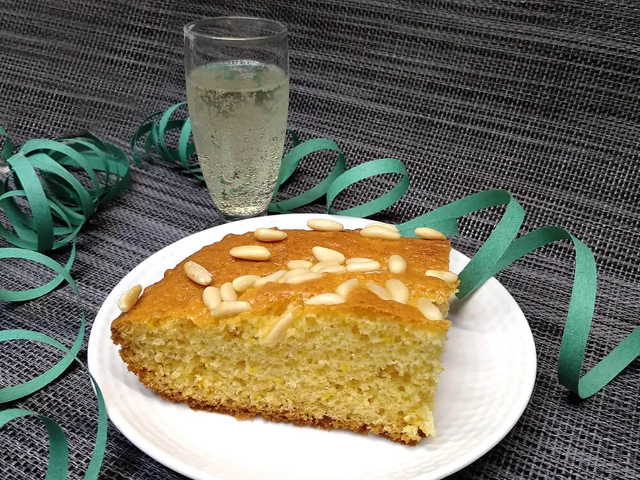 Coca de bizcocho con piñones.