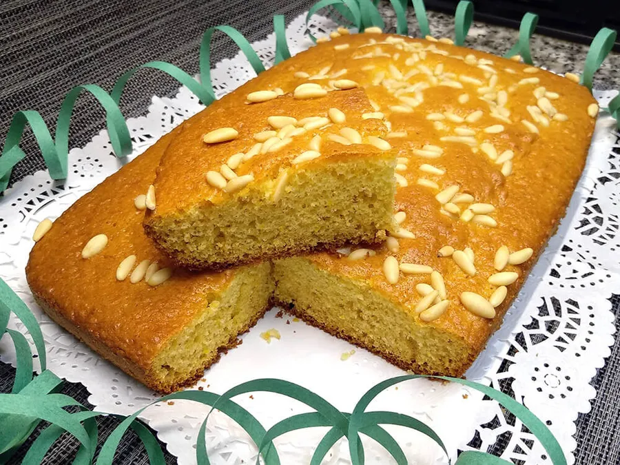 Coca de bizcocho con piñones.