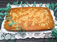 Coca de bizcocho con piñones.