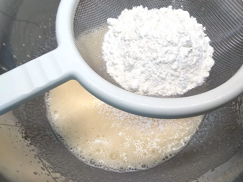 Masa de bizcocho y harina.