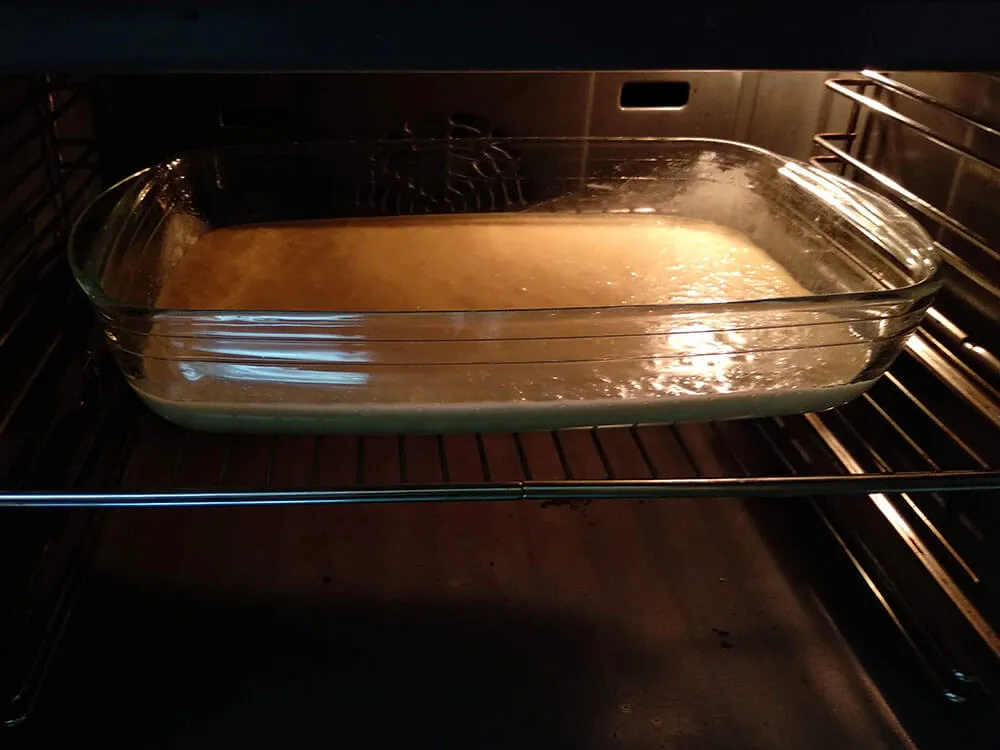 Coca de bizcocho en horno.