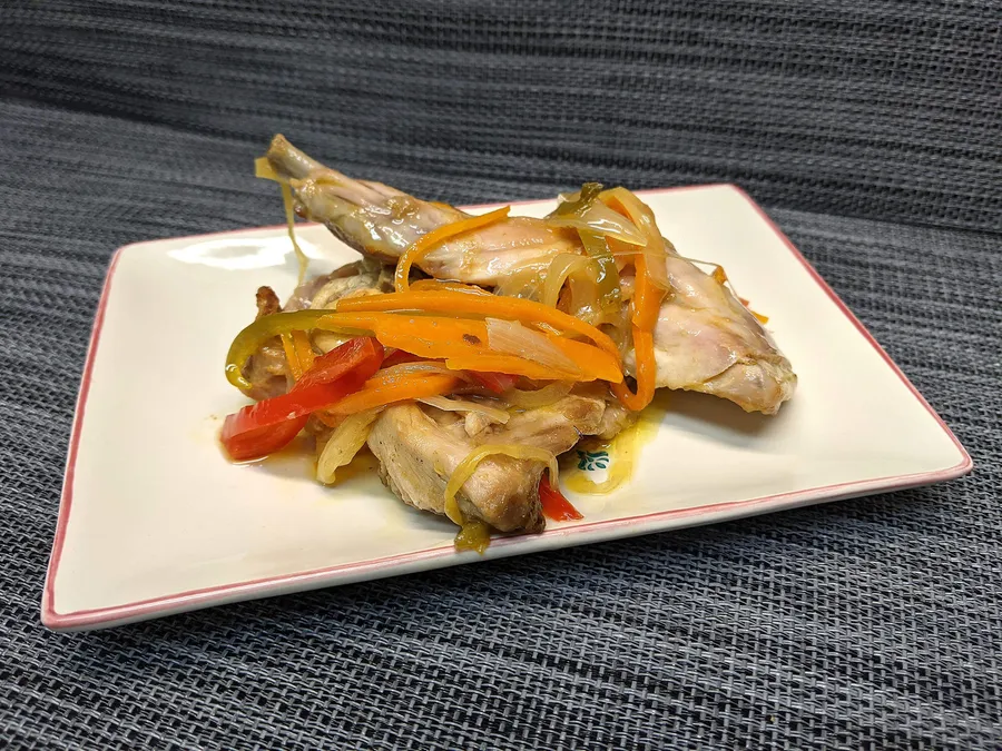 Primera presentación del conejo en escabeche.