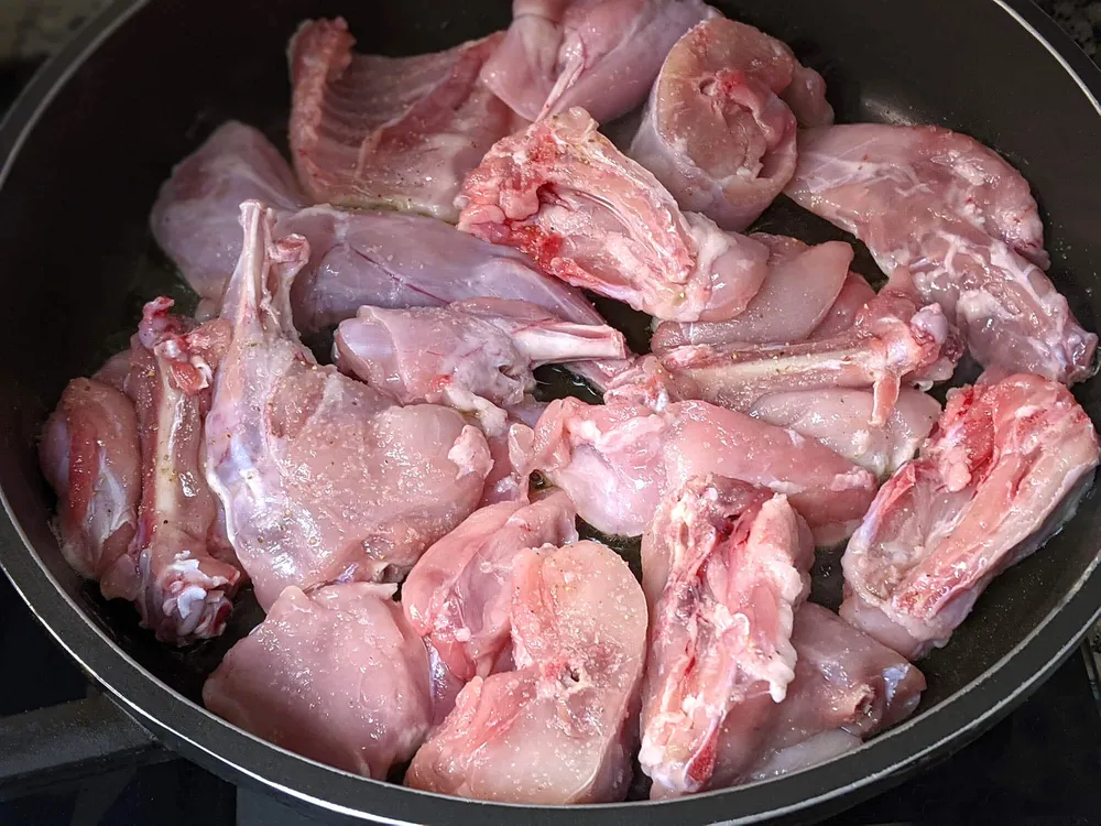 Conejo salpimentado en cazuela.