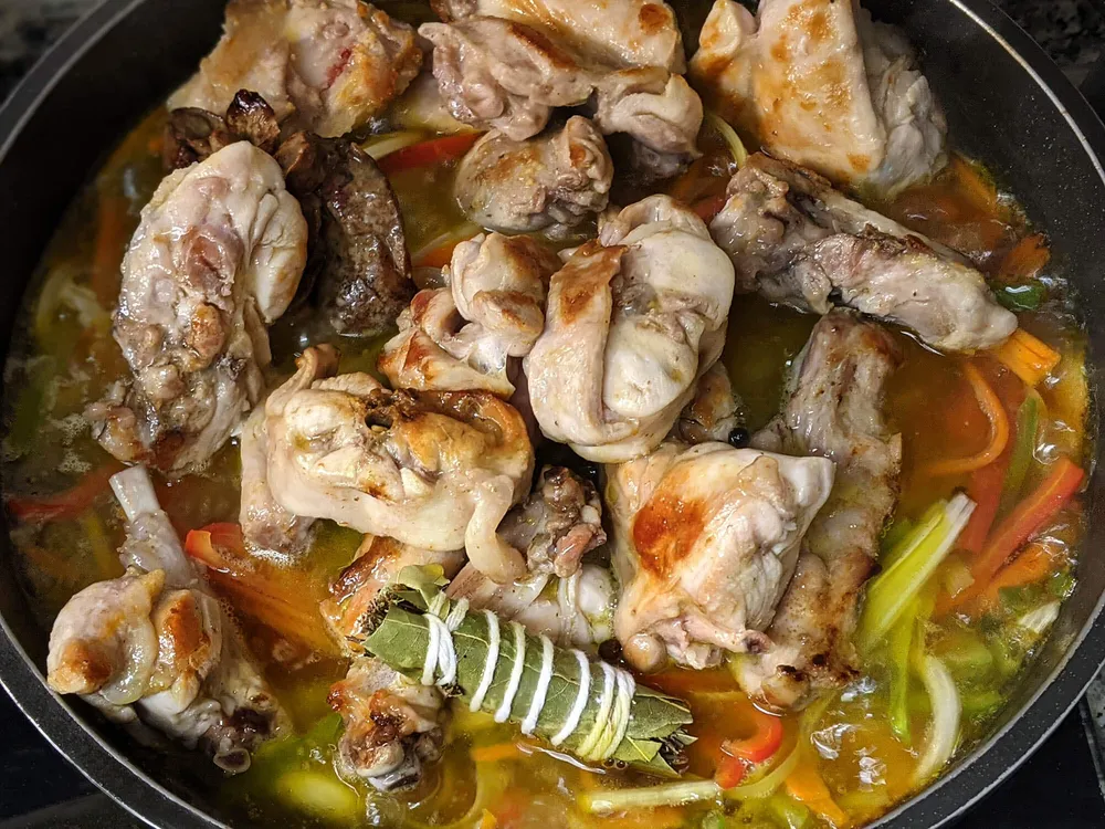 Conejo y hortalizas salteadas.