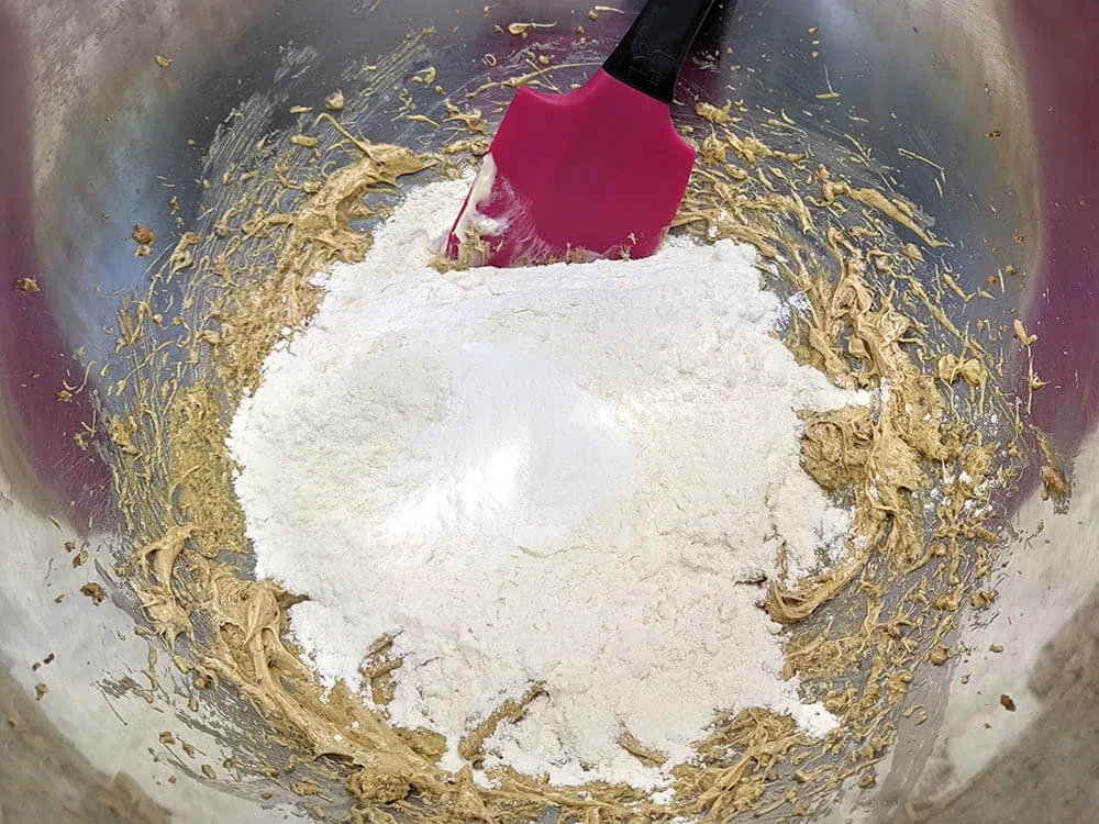 Mantequilla; azúcar panela, huevo, harina y levadura.