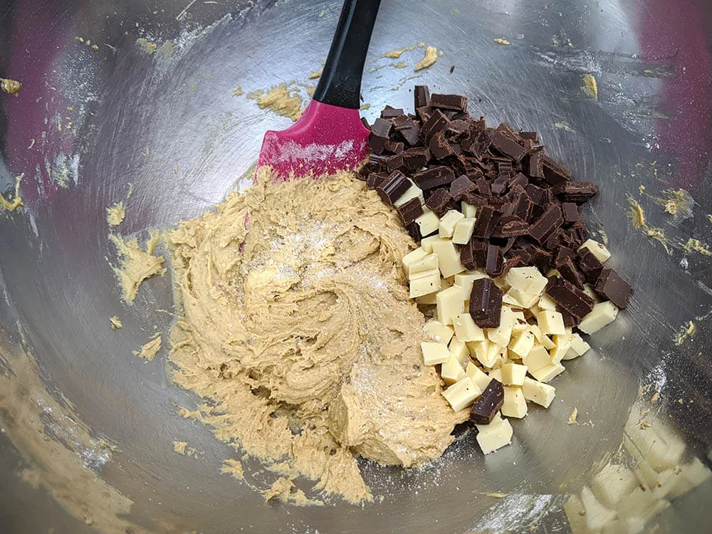 Masa de cookies y chocolate blanco y negro.