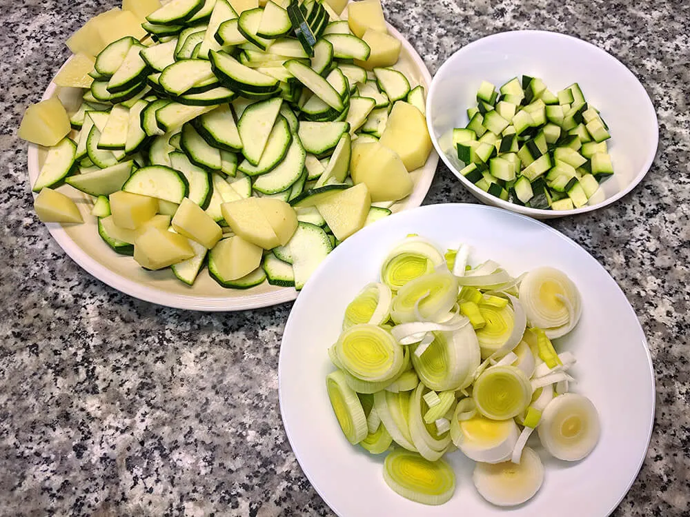 Calabacín, patata y puerro cortados.