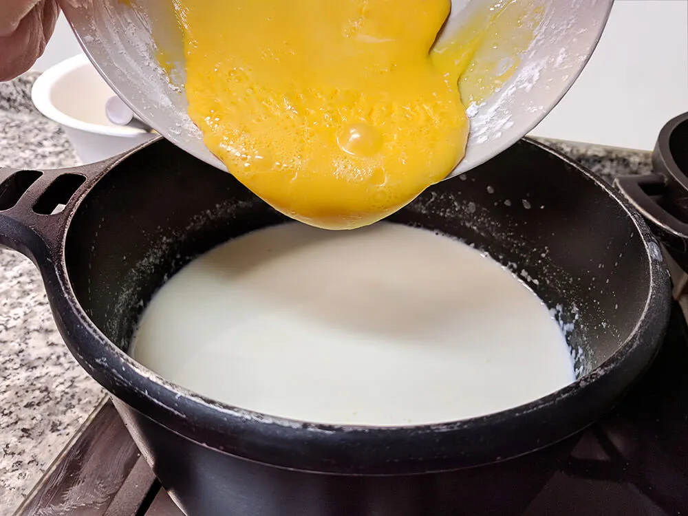 Leche infusionada y yemas con maicena.