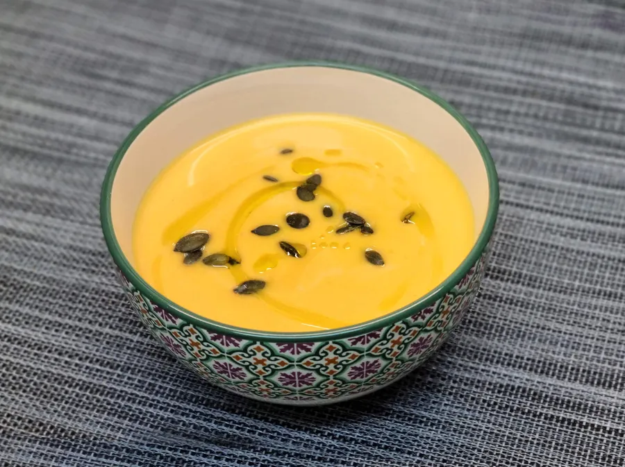 Presentación de la crema de calabaza y pera con mascarpone.