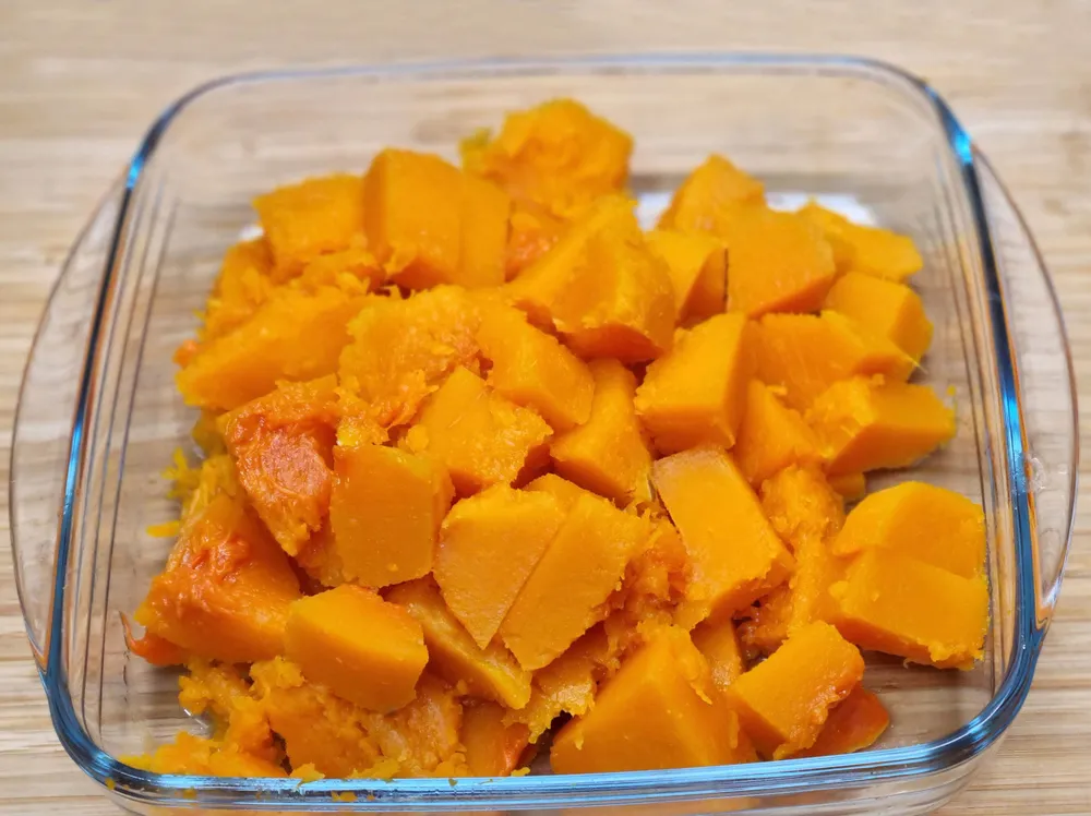 Dados de calabaza horneada.