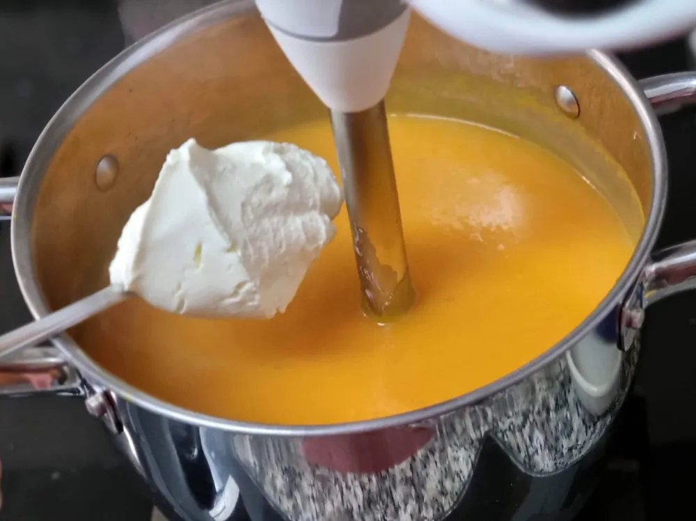 Crema de calabaza y pera con mascarpone.