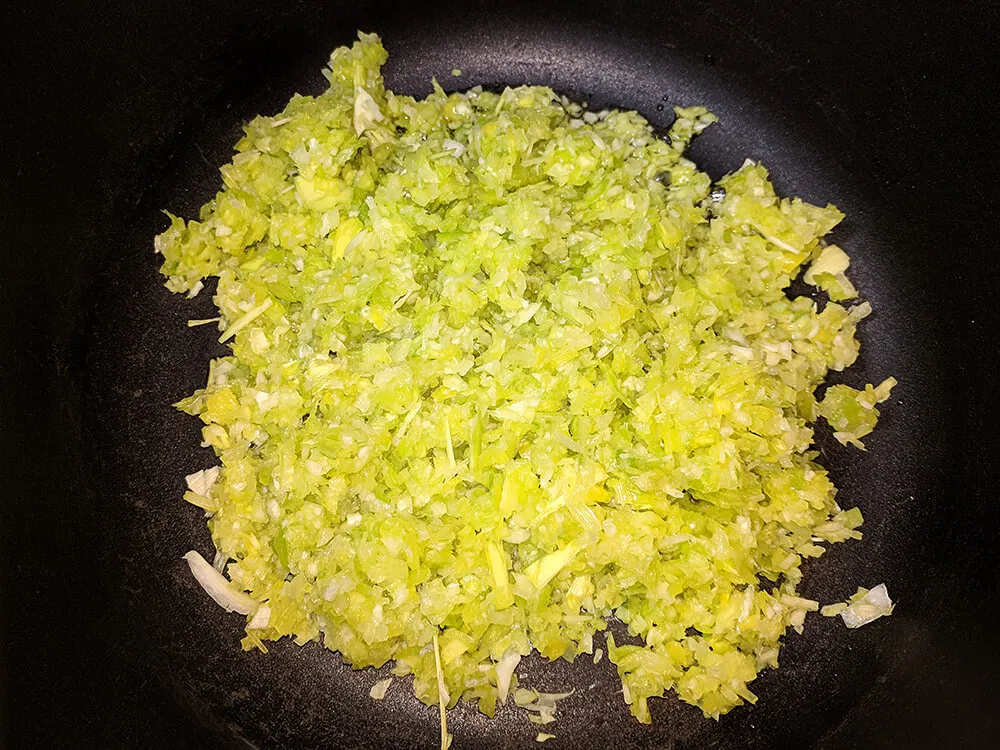 Puerro picado en sartén con aceite de oliva.