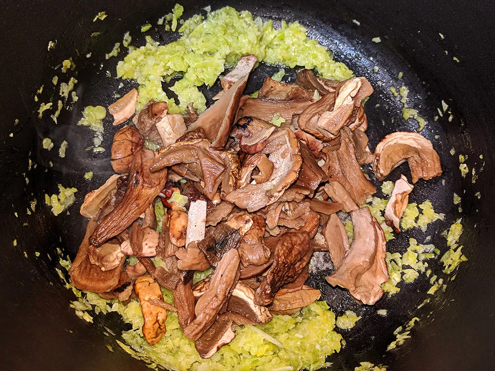 Puerro, ceps y vino blanco.