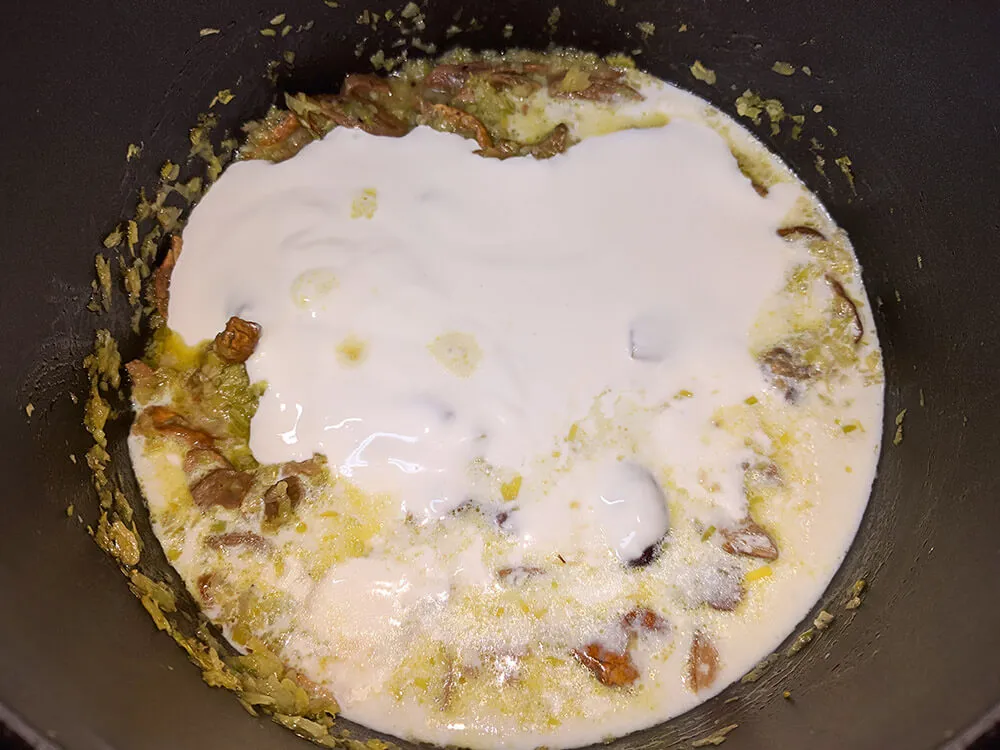 Puerro, ceps, vino blanco y crema de leche.