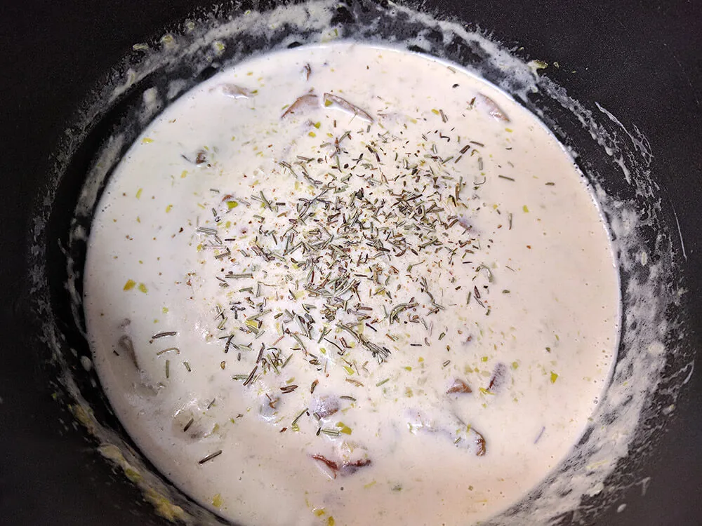 Puerro, ceps, crema de leche, tomillo y romero.