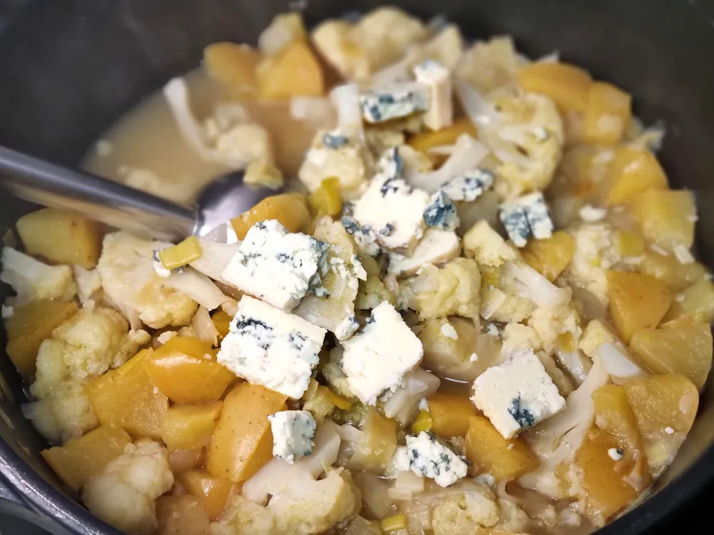 Coliflor, manzana y queso azul.