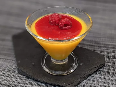 Crema de naranjas con coulis de frambuesas
