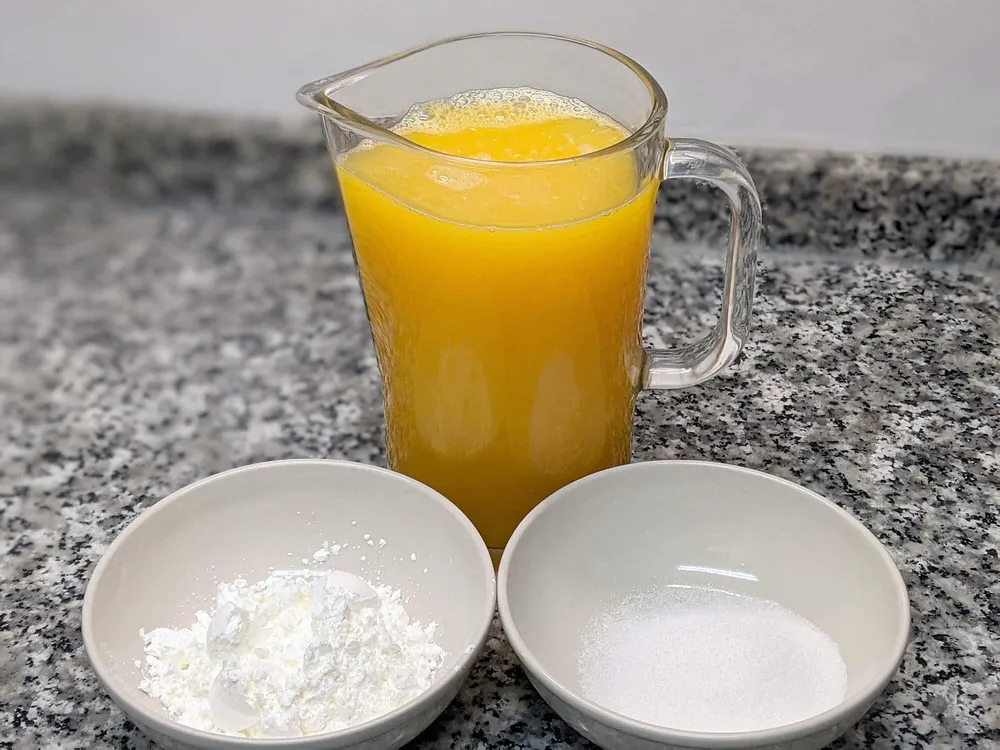 Zumo de naranja, azúcar y harina fina de maíz.