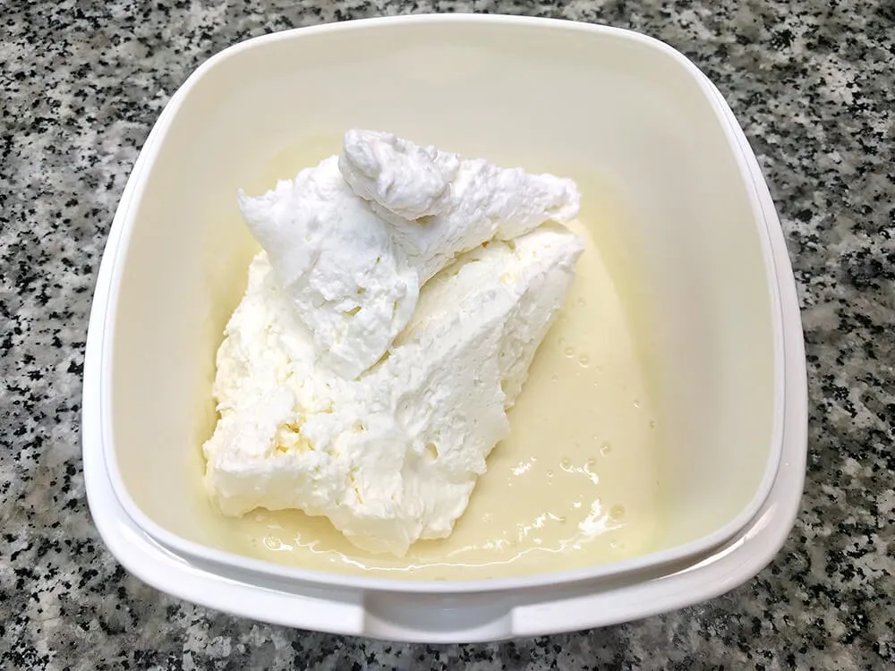 Piña con leche condensada y nata montada