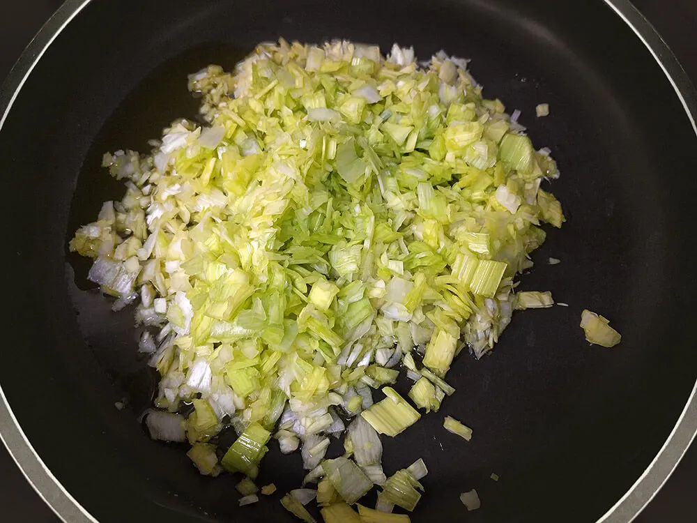 Puerro picado en sartén.