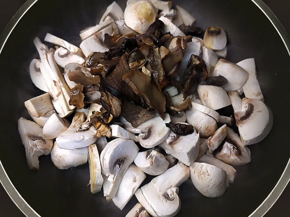 Champiñones y ceps laminados.