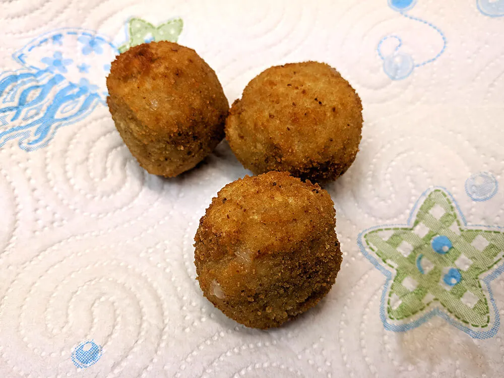 Croquetas de gorgonzola y nueces listas para comer.