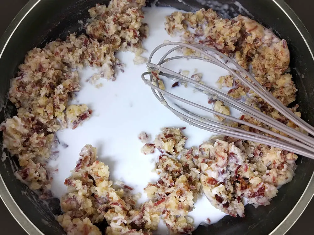 Rehogado de cebolla, jamón, harina y leche