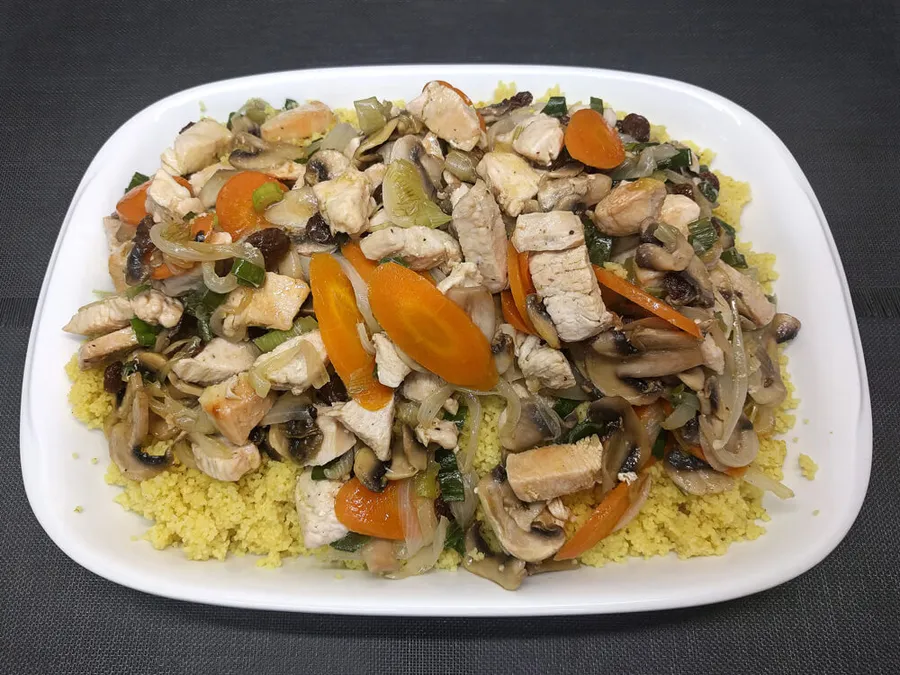 Segunda presentación del cuscús con pollo y hortalizas.