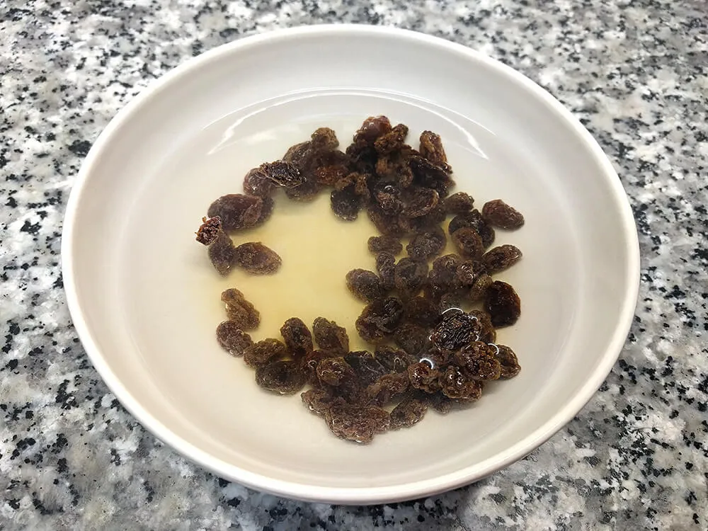 Uvas pasas en remojo