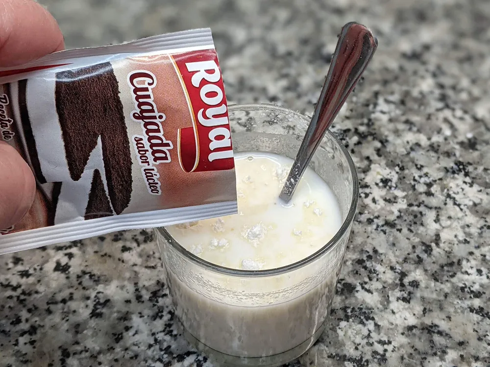 Leche con sobre de cuajada.