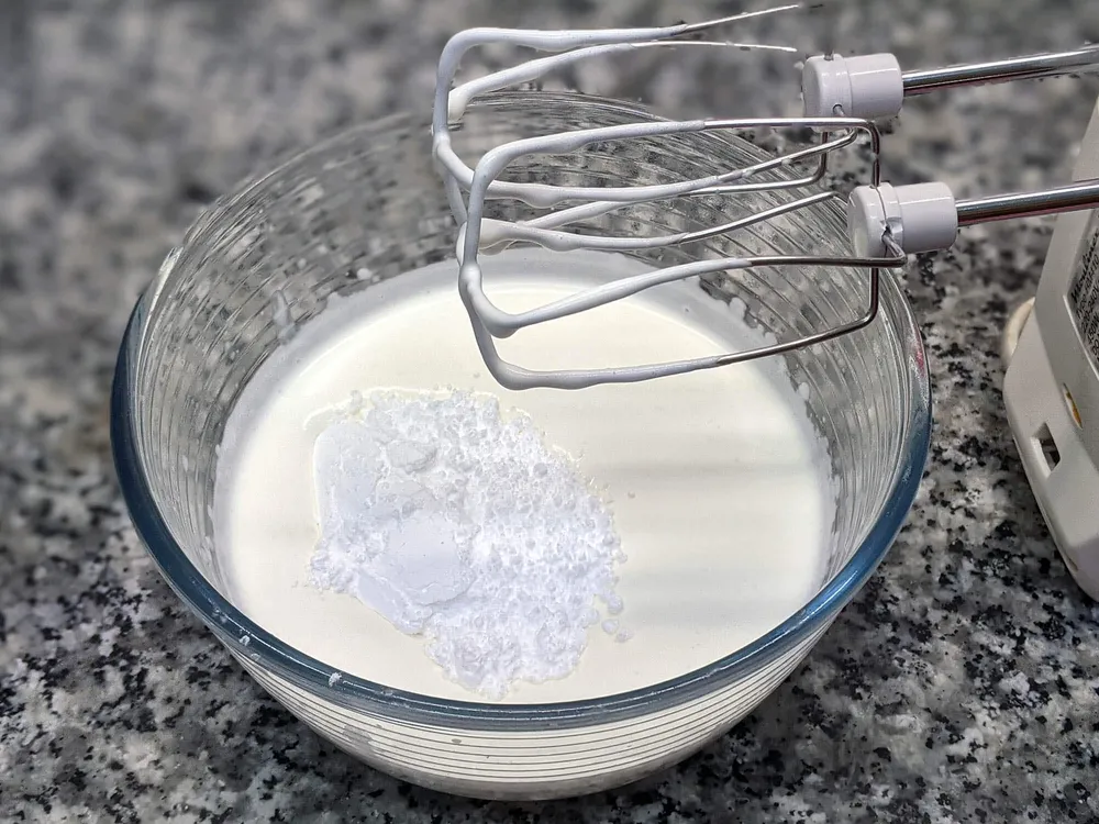 Nata semimontada y azúcar glass.