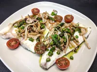 Dorada al horno con calmares.