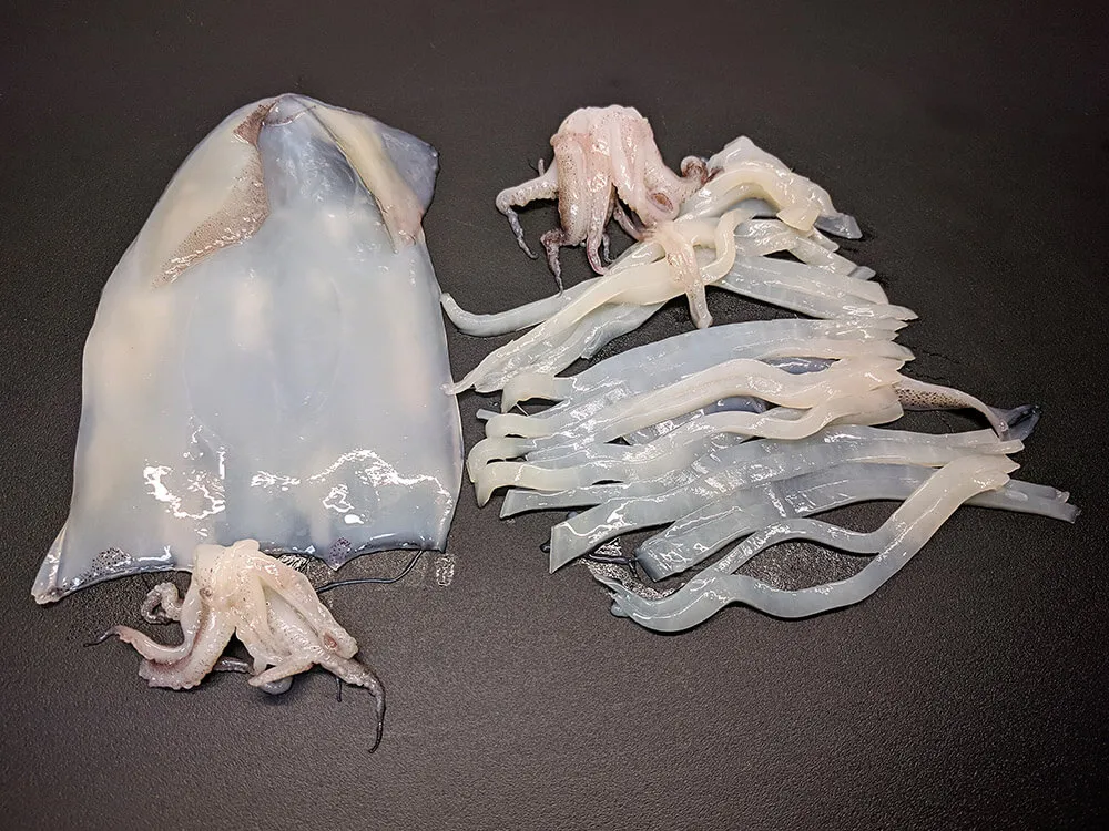 Calamares frescos cortados a finas tiras.