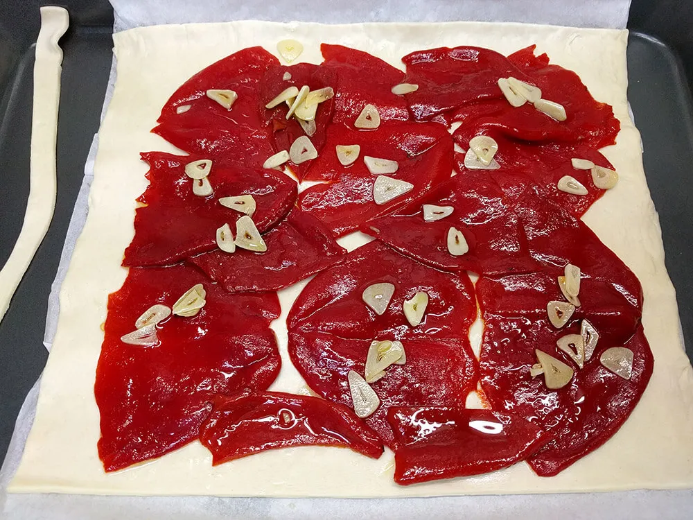 Masa cruda de empanada con pimientos del piquillo