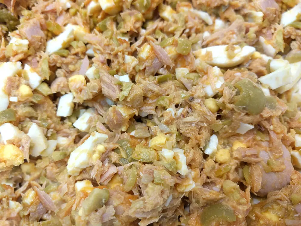 Mezcla de huevo, olivas, atún y sofrito