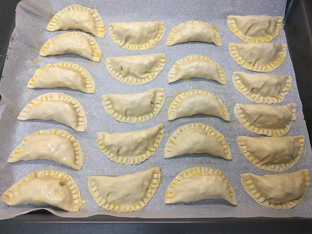 Empanadillas crudas listas para hornear