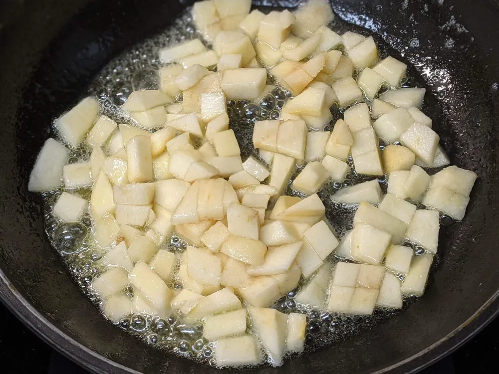 Pera a daditos con mantequilla.