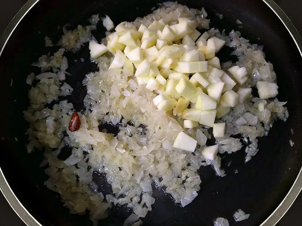 Cebolla picada, manzana a dados y guindilla.