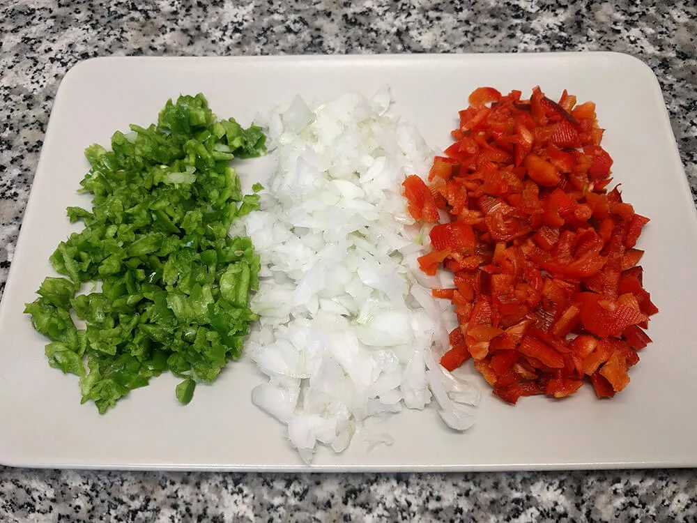 Pimiento verde y rojo y cebolla cortada