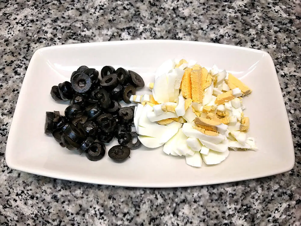 Huevo cocido y olivas negras cortadas